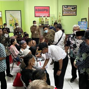 Merinding, Orangtua Korban Memeluk Muhadjir Langsung Pingsan Merinding, Orangtua Korban Memeluk Muhadjir Langsung Pingsan