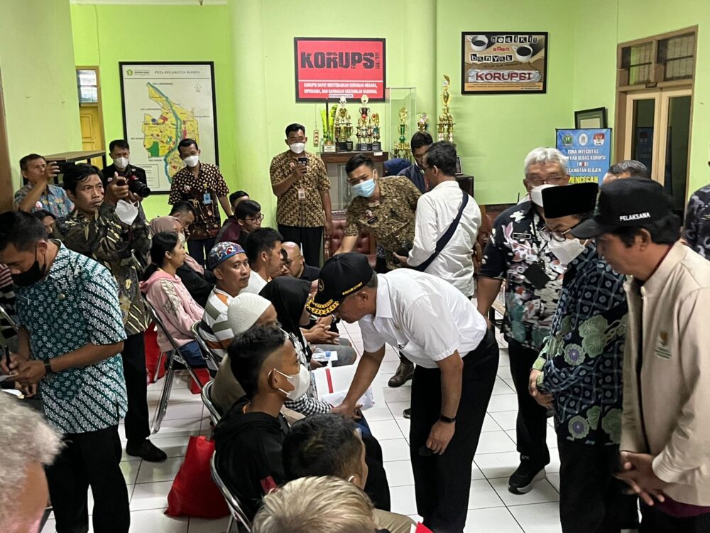 Merinding, Orangtua Korban Memeluk Muhadjir Langsung Pingsan