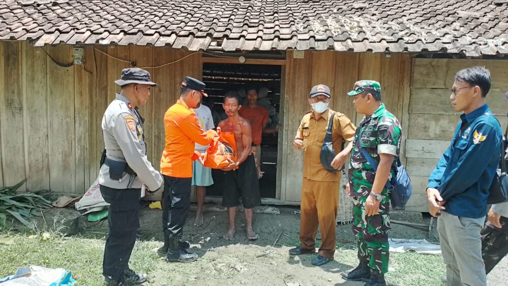BPBD Bojonegoro Salurkan Bantuan Kepada Warga Terdampak Angin Puting Beliung di Tambakrejo