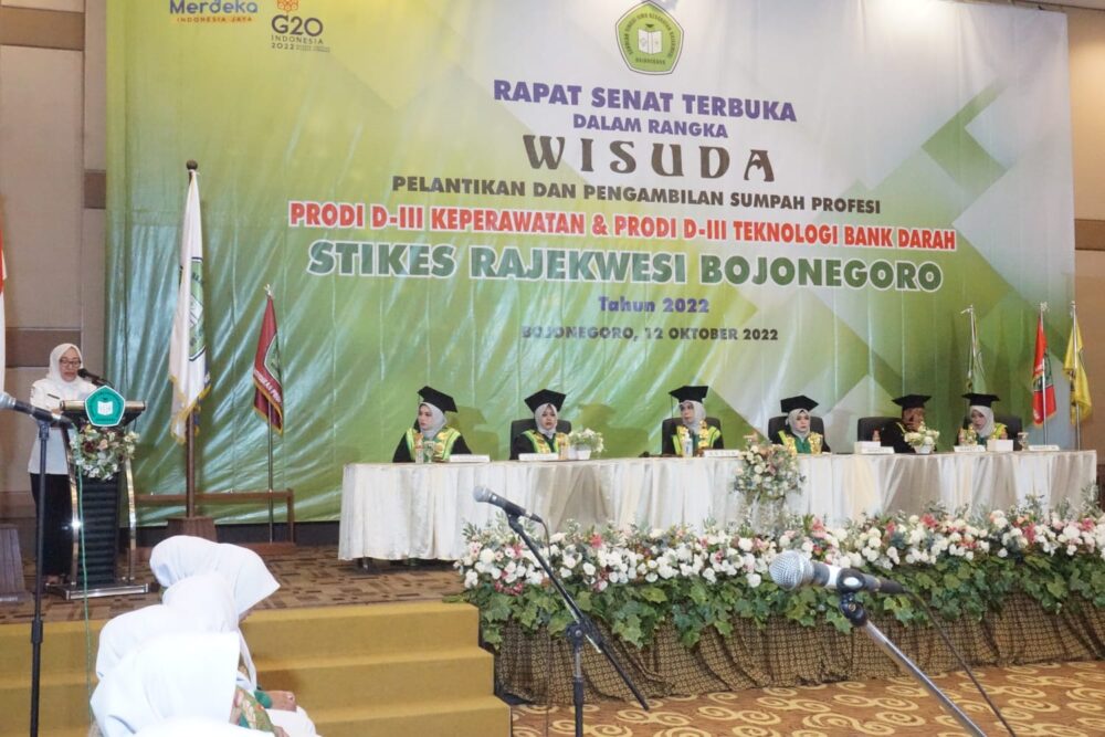Bupati Anna dan Imam Soepardi Hadiri Wisuda STIKES Rajekwesi