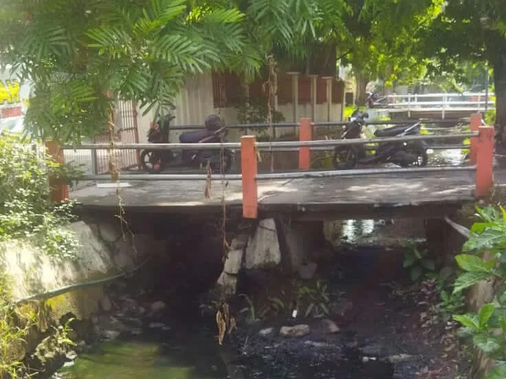 Jembatan Rusak Berat, Siswa SD Semolowaru 261 Cemas