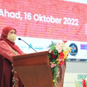 Khofifah Keliling Bagikan Zakat Produktif dan Penguatan Gizi Bagi Bumil dan Balita Khofifah Keliling Bagikan Zakat Produktif dan Penguatan Gizi Bagi Bumil dan Balita