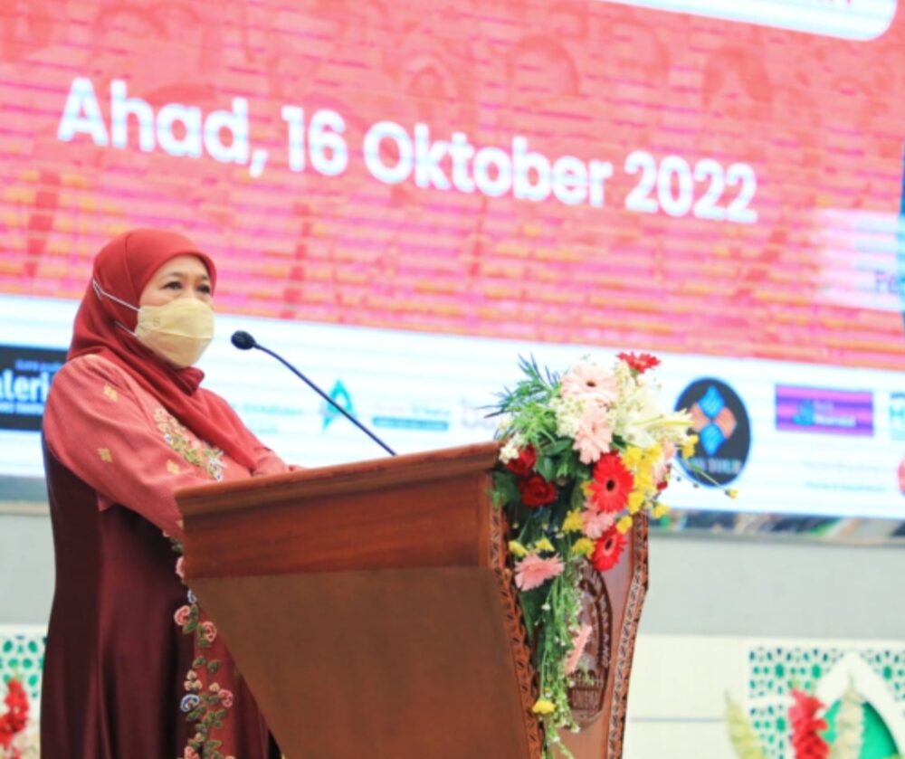 Khofifah Keliling Bagikan Zakat Produktif dan Penguatan Gizi Bagi Bumil dan Balita