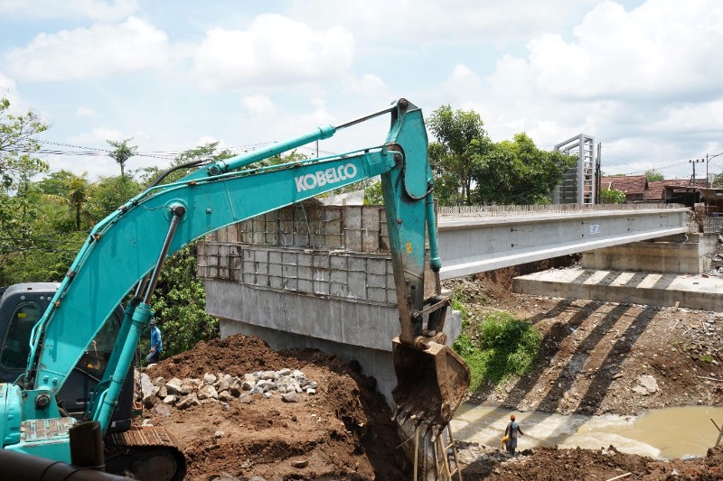 Bupati Kediri Minta Pembangunan Jembatan Ngadi Terus Dievaluasi