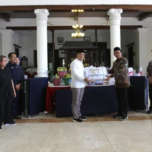 Wali Kota Surabaya Serahkan Bantuan Bencana Alam Sidoarjo, Nilainya Rp 250 Juta Wali Kota Surabaya Serahkan Bantuan Bencana Alam Sidoarjo, Nilainya Rp 250 Juta
