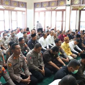 Tragedi Kanjuruhan, Polresta Banyuwangi Gelar Salat Gaib Bersama Suporter Laros Jenggirat