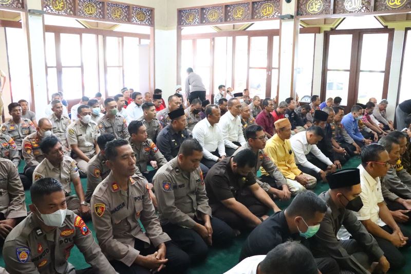 Tragedi Kanjuruhan, Polresta Banyuwangi Gelar Salat Gaib Bersama Suporter Laros Jenggirat