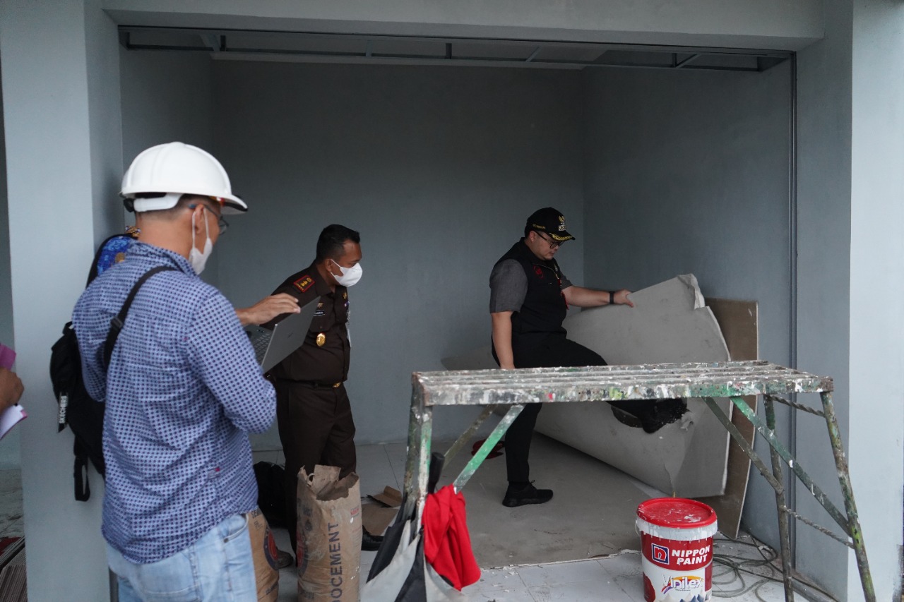 Ini Penyebab Bupati Kediri Marah dan Tendang Material Plafon Saat Sidak Pembangunan Pasar Wates