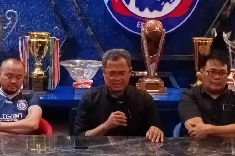 Sambil Menangis, Ketua Panpel Arema FC Minta Maaf