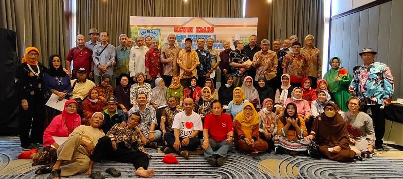 Alumni SMP Negeri 1 Surabaya Tahun 1970 Adakan Reuni Emas