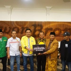 Mengharukan, Momen Penyerahan Bantuan Arek Suroboyo Untuk Aremania Mengharukan, Momen Penyerahan Bantuan Arek Suroboyo Untuk Aremania
