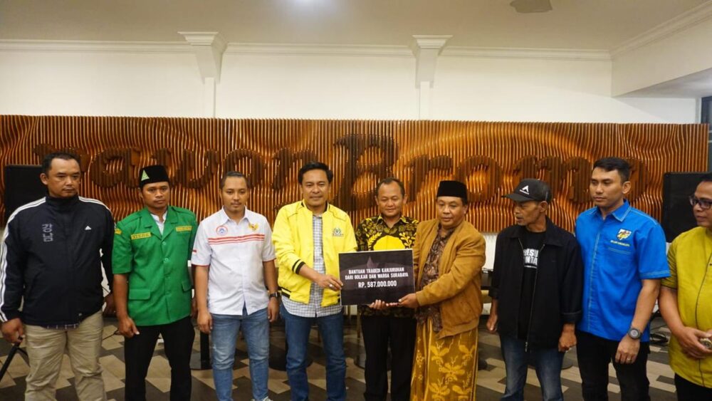Mengharukan, Momen Penyerahan Bantuan Arek Suroboyo Untuk Aremania