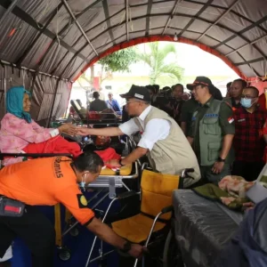 Banyak Korban Cianjur Patah Tulang, Menko PMK Telepon Menkes & MDMC Minta Dokter Ortopedi Banyak Korban Cianjur Patah Tulang, Menko PMK Telepon Menkes & MDMC Minta Dokter Ortopedi