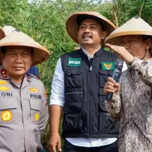 Kapolda Jatim Blusukan Dilahan Pertanian NGAWI Kapolda Jatim Blusukan Dilahan Pertanian NGAWI