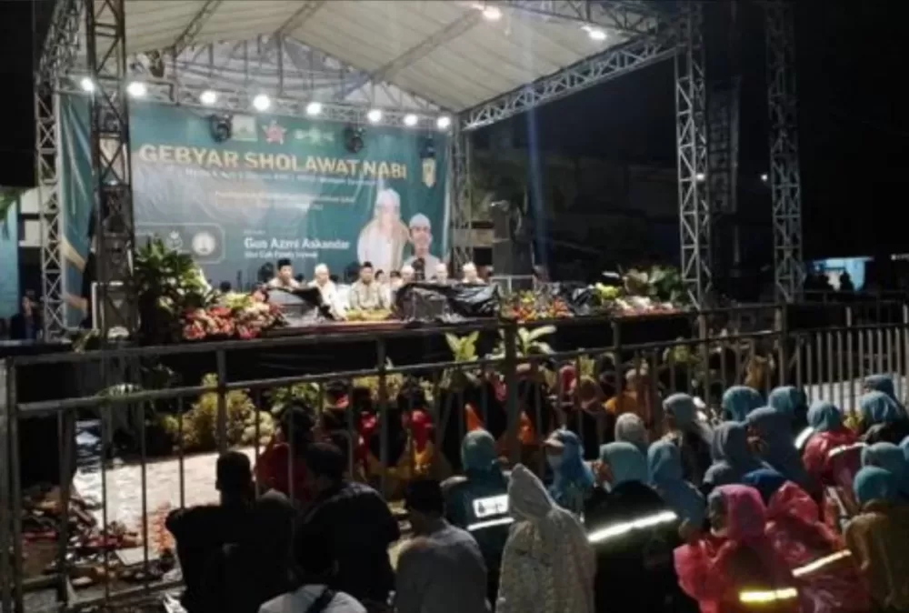 Hadirkan Gus Azmi dan Cak Fandy, Jamaah Stikosa-AWS Ber-Sholawat Membludak