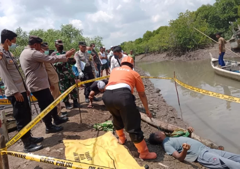 Ditemukan Nelayan, Warga Desa Glagahagung Mengapung Di Pantai Larangan