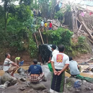Tak Kuat Tahan Beban, Rumah Abah Yazid Ambles Ke Sungai Tak Kuat Tahan Beban, Rumah Abah Yazid Ambles Ke Sungai