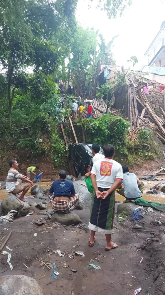 Tak Kuat Tahan Beban, Rumah Abah Yazid Ambles Ke Sungai