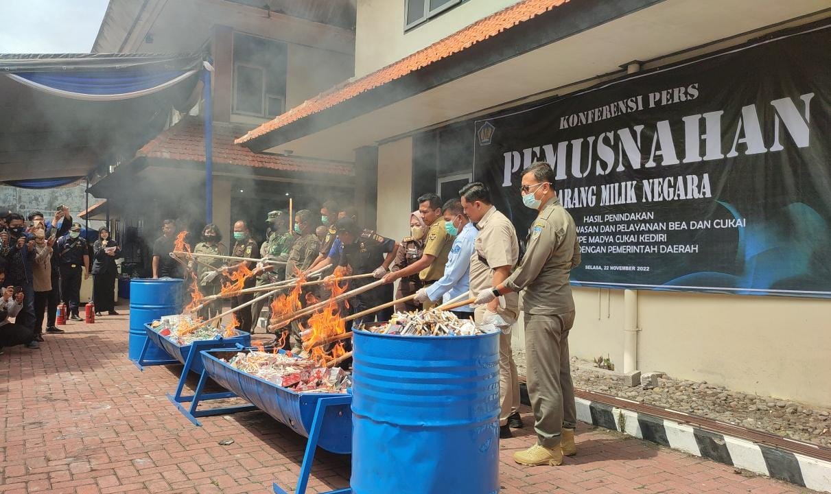 Bea Cukai Kediri Bakar Barang Ilegal Miliaran Rupiah