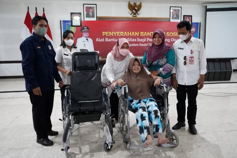 Berikan Bantuan ABM, Mas Dhito Bangkitkan Semangat Disabilitas