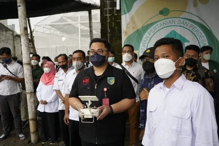 Pemkab Kediri Fasilitasi Kepemilikan Drone Bagi Petani Milenial