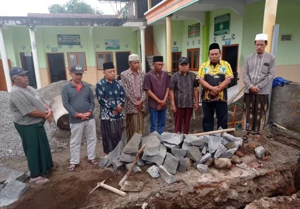 Ketua PCNU Kabupaten Kediri Berikan Apresiasi Peletakan Batu Pertama Madrasah Diniyah Bantuan  Pengurus Partai Golkar