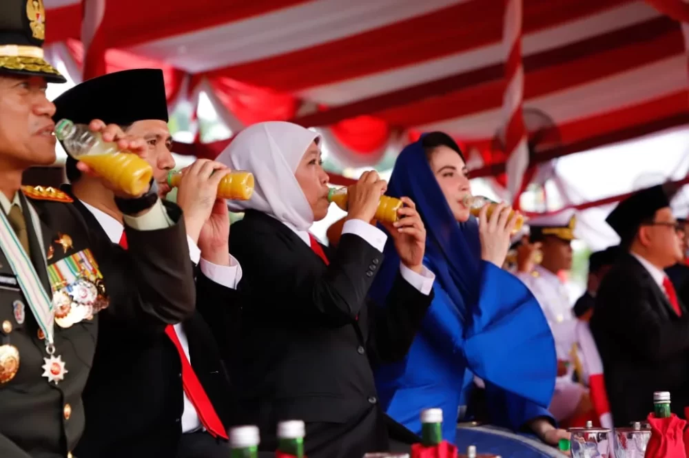 Bentangkan Merah Putih dan Minum Jamu, Pemprov Jatim Raih Dua Rekor Muri