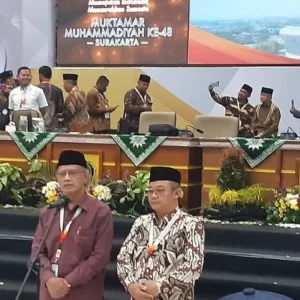 Haedar dan Abdul Mu’ti Terpilih Kembali Sebagai Ketua dan Sekum Muhammadiyah Haedar dan Abdul Mu’ti Terpilih Kembali Sebagai Ketua dan Sekum Muhammadiyah