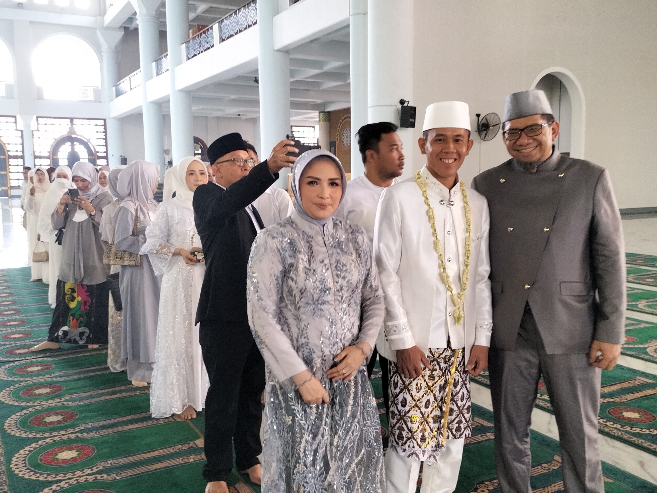 Akhiri Masa Lajang, Pembalap Nasional Tommy Liem Nikahi Nadya