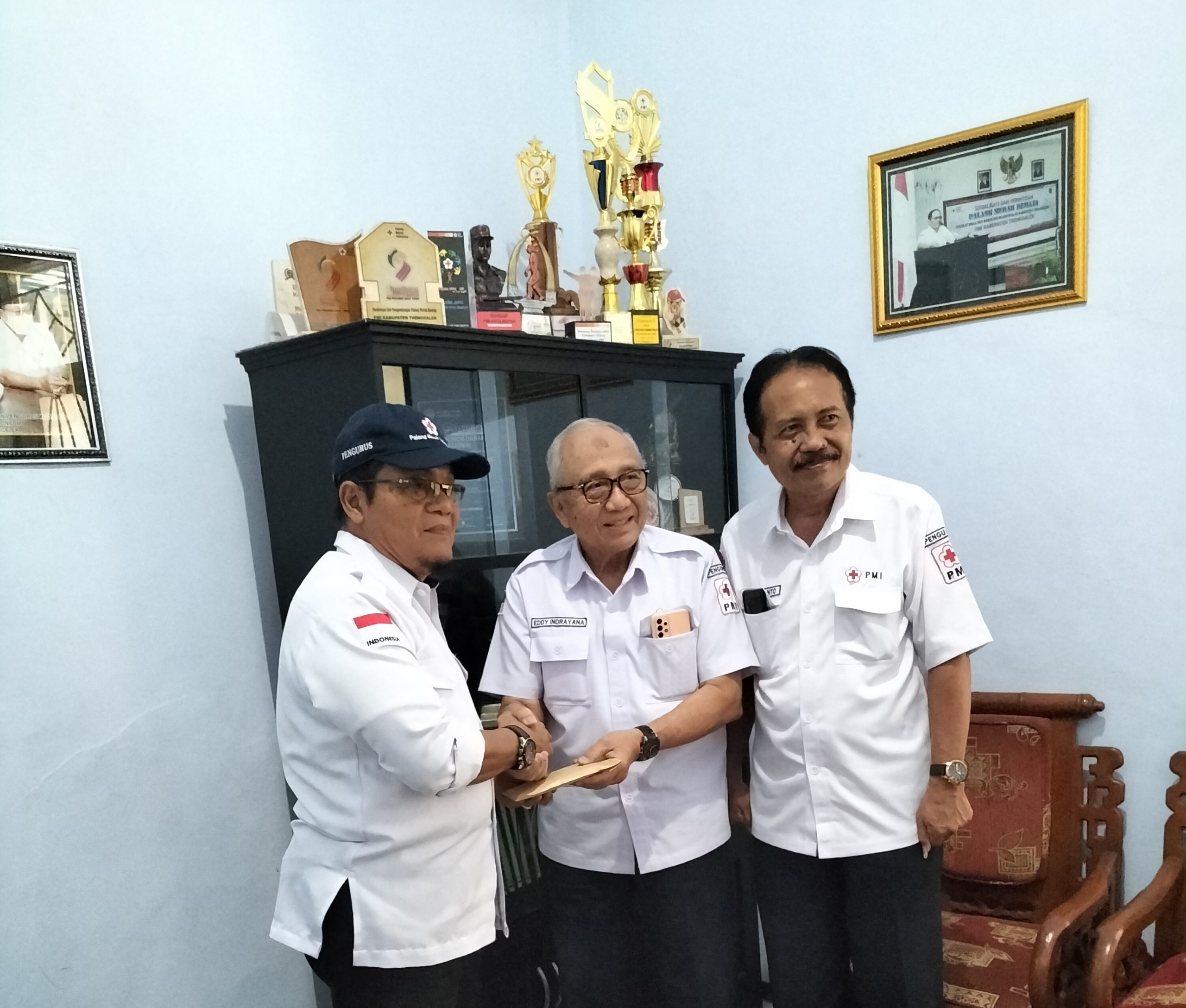 Eddy Indrajana Serahkan Bantuan Ke PMI Ponorogo dan Trenggalek 