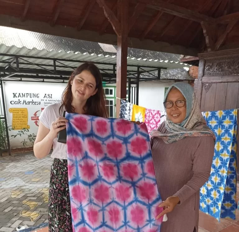 Wisatawan hingga Mahasiswa Asing Belajar Membatik di Rumah Padat Karya