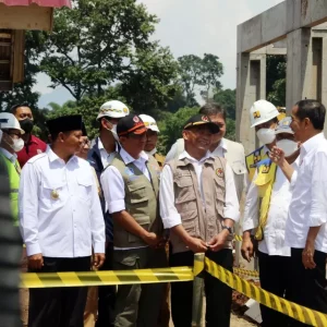 Ketiga Kalinya Jokowi Sambangi Bencana Cianjur, Muhadjir: Rehabilitasi dan Rekonstruksi dimulai Ketiga Kalinya Jokowi Sambangi Bencana Cianjur, Muhadjir: Rehabilitasi dan Rekonstruksi dimulai