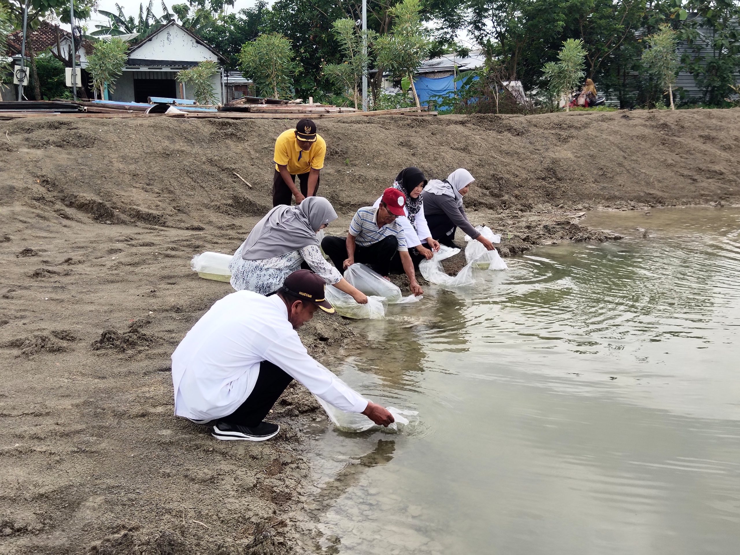 Optimalkan Program Gemarikan, Pemkab Bojonegoro Tebar Ribuan Benih Ikan