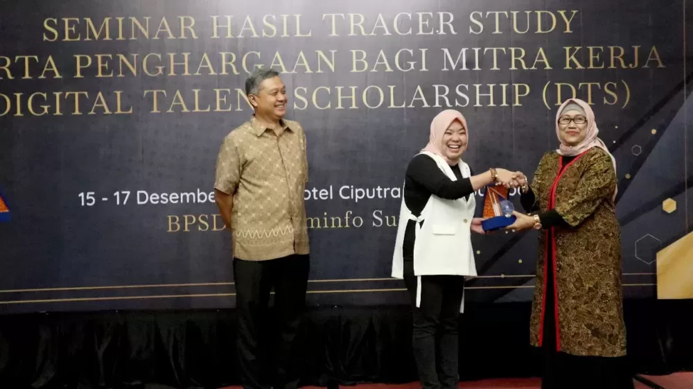 Stikosa-AWS Raih Penghargaan Sebagai Mitra Kerja Terbaik DTS 2022 BPSDMP Komifo Surabaya