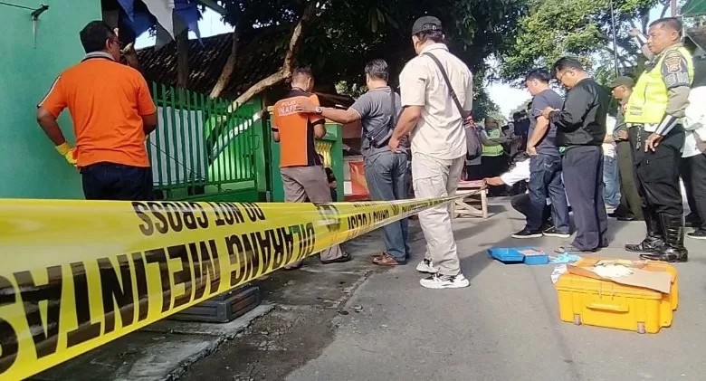 Diduga Dibunuh, Wanita Tersungkur Bersimbah Darah di Trotoar Gegerkan Warga