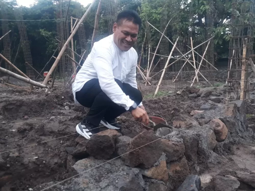 Letakkan Batu Pertama Pembangunan Masjid Al Fajar, Ini Pesan Ketua DPRD Magetan Sujatno