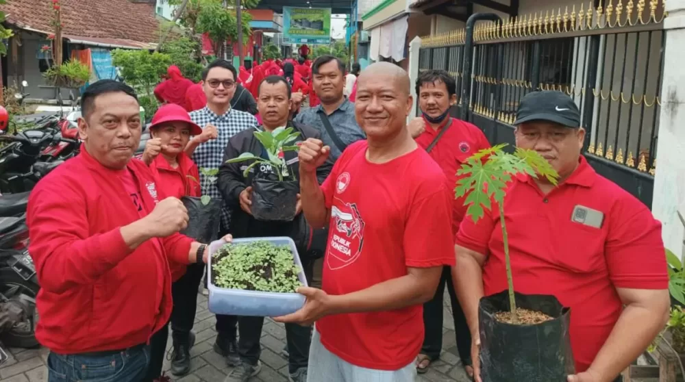 PDI Perjuangan Surabaya Gerakkan Warga Suka Menanam