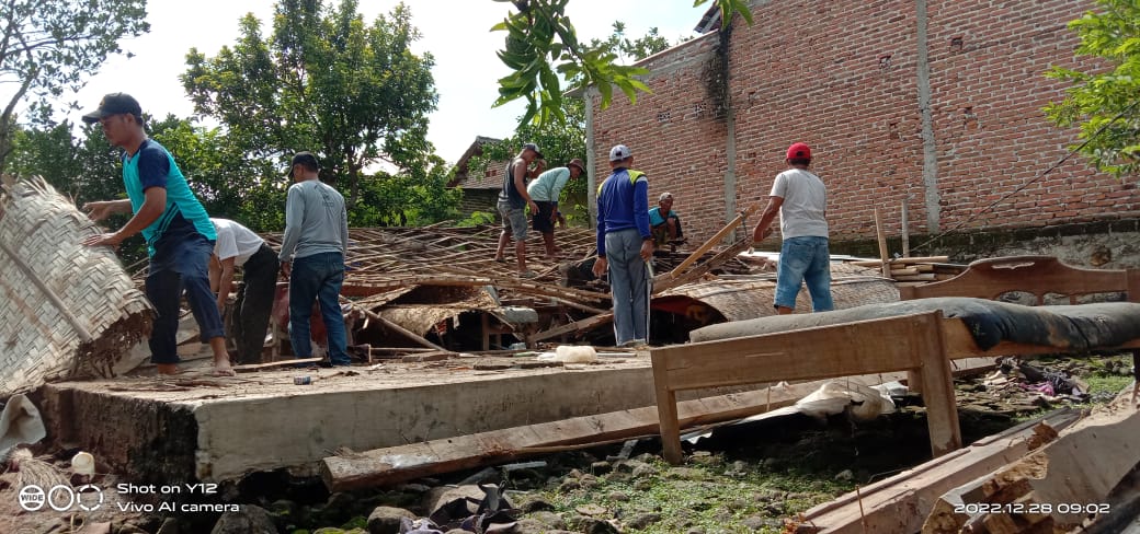 Rumah Reot Janda Renta di Madiun, Diambyarkan Hujan Ringan