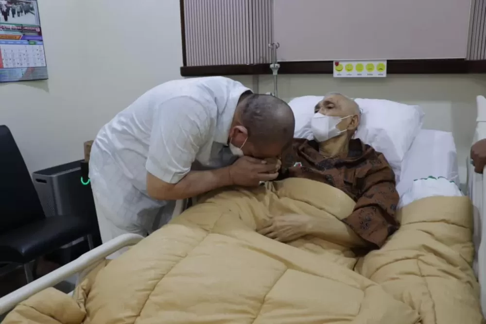 Ketua DPD RI LaNyalla Jenguk Try Sutrisno Di RSPAD