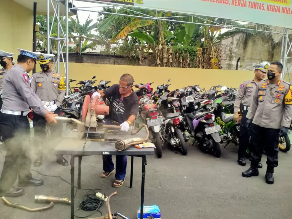 Pelanggar Lalin Di Banyuwangi Meningkat, Kombes Pol Deddy: Undang Ortu Potong Sendiri Knalpot 