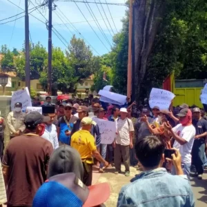 Tolak Tanam Jati, KTH Geruduk Kantor Perhutani Banyuwangi