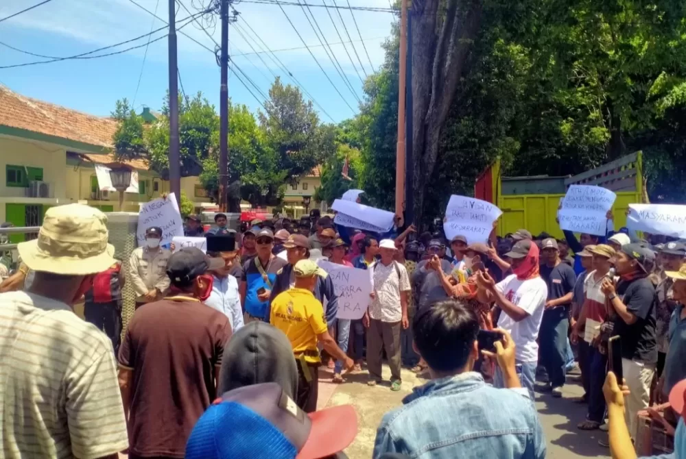 Tolak Tanam Jati, KTH Geruduk Kantor Perhutani Banyuwangi