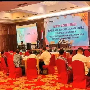Media Massa Sebagai Guru Politik, Juga Sumber Kegaduhan Publik Media Massa Sebagai Guru Politik, Juga Sumber Kegaduhan Publik