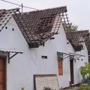 Hujan Angin Acak-acak Pemukiman Warga di Madiun Hujan Angin Acak-acak Pemukiman Warga di Madiun