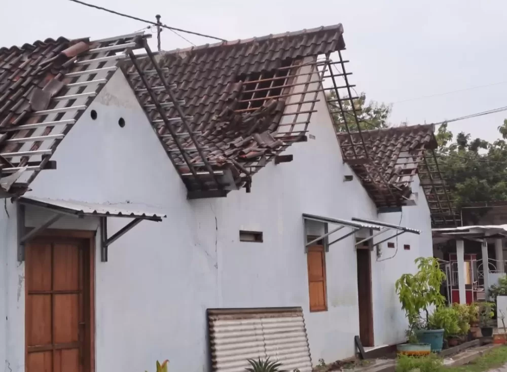 Hujan Angin Acak-acak Pemukiman Warga di Madiun