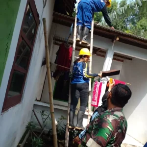 Tagana Cekatan Perbaiki Bangunan Rusak Usai Bencana Tagana Cekatan Perbaiki Bangunan Rusak Usai Bencana