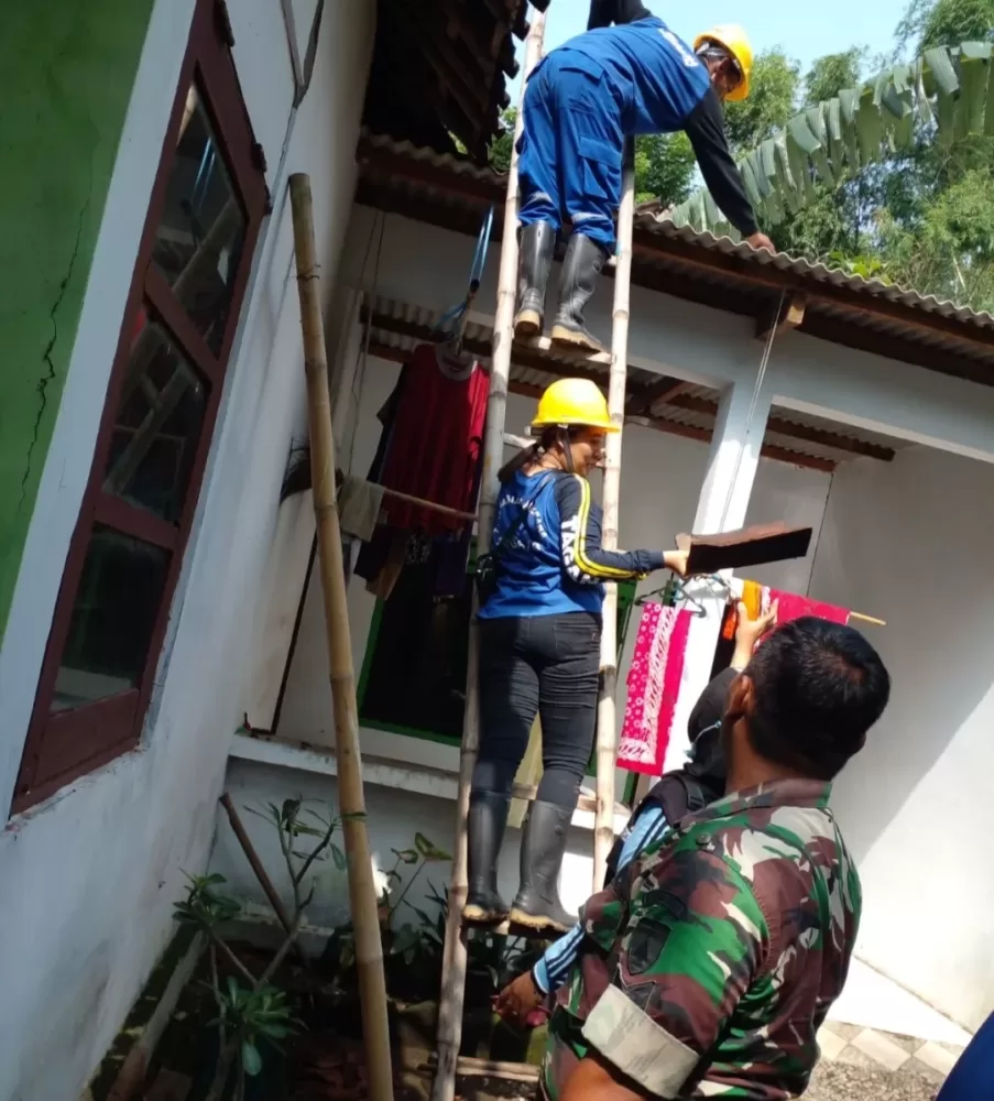 Tagana Cekatan Perbaiki Bangunan Rusak Usai Bencana