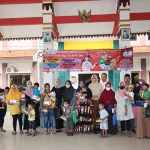 Bupati Ikfina Serahkan BLT Cukai 2.100.000/Balita Stunting di Mojokerto Bupati Ikfina Serahkan BLT Cukai 2.100.000/Balita Stunting di Mojokerto