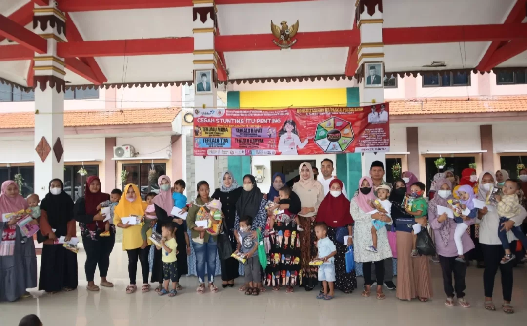 Bupati Ikfina Serahkan BLT Cukai 2.100.000/Balita Stunting di Mojokerto