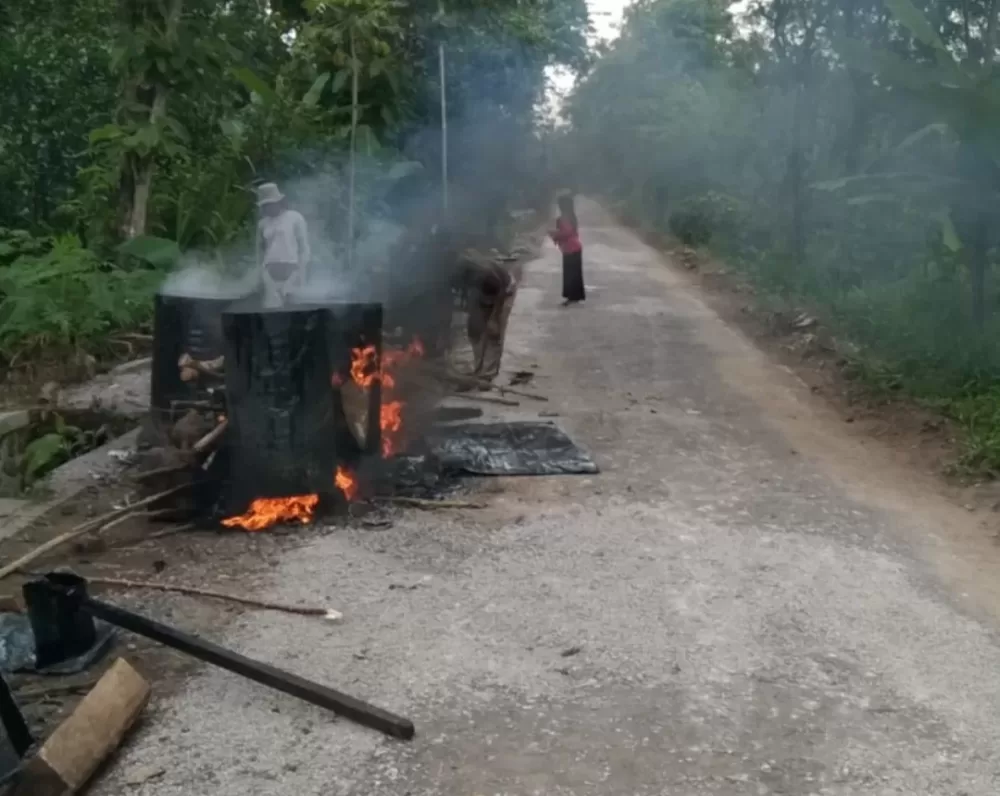 Tunjang Perbaikan Akses Jalan Lasiyem Berikan Bantuan Aspal Kepada Petani Jeruk Di Duwet